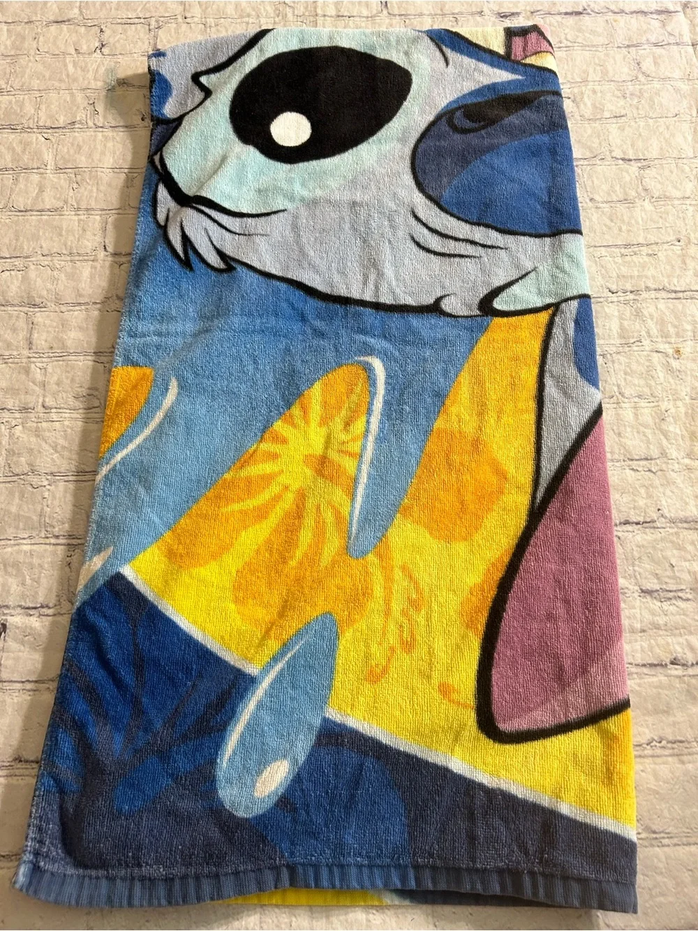 THE DISNEY STORE ALIEN SURF BEACH GRAPHIC STITCH RIDING A SURFBOARD TOWEL